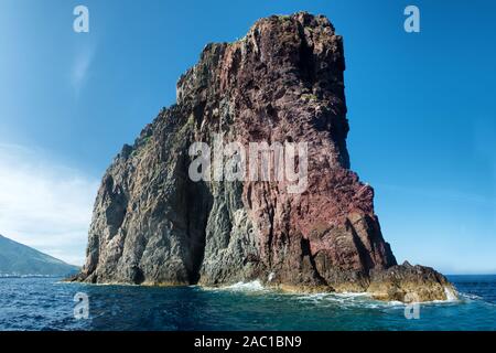 Die kleine vulkanische Insel namens trombolicchio' wie ein Mammut, in der Nähe von Stromboli, Äolische Inseln, Italien Stockfoto