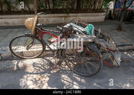 Fahrradrikscha auf den Straßen von Yangon, Myanmar Stockfoto