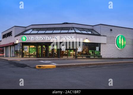 New Hartford, New York - 29.November 2019: Nachtansicht der Adirondack Bank mit Hauptsitz in Utica, New York. Stockfoto