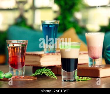 4 Shot Gläser auf den Tisch gelegt Stockfoto