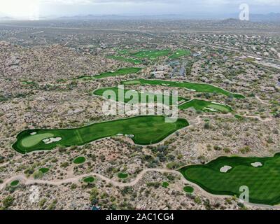 Luftaufnahme über Golf und gehobenen Luxus Wohnungen in Scottsdale, Arizona Stockfoto