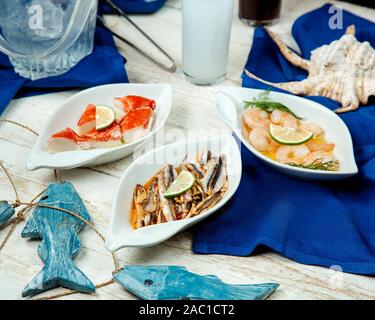 Meeresfrüchte Beilagen mit Platter von Garnelen, Kalmaren und Fisch Stockfoto