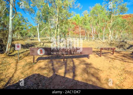 Das Palm Valley, Northern Territory, Australien - 19.August 2019: Finke Gorge National Park anmelden in der Nähe von hermannsburg in Zentral- Australien Outback ist ein Park Stockfoto