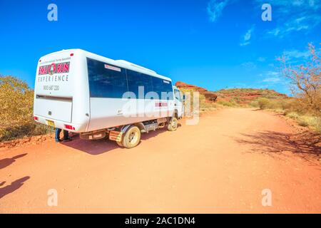 Finke Gorge National Park, Northern Territory, Australien - 19.August 2019: Tag Palm Valley 4WD Tour mit Emu Run Erfahrung 4WD-Antrieb durch Finke Stockfoto