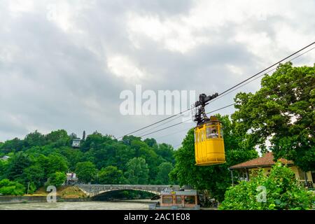 Kutaisi, Georgien - 21 Juli 2019 Gelbe Kabel Eisenbahn in den Bergen Stockfoto