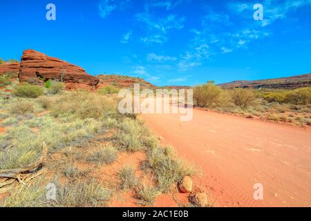 Der Spur, folgt der sandigen Bett der Finke River Fahrzeuge mit 4-Radantrieb nur für Palm Valley in Finke Gorge National Park in der Nähe von hermannsburg begrenzt Stockfoto