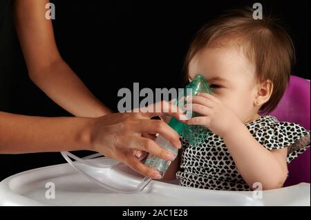 Kleines Mädchen mit Atemmaske Heilung nach Husten krank Stockfoto