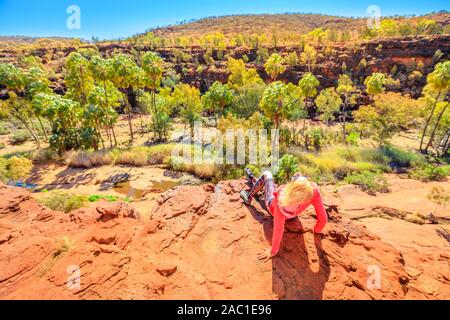 Frau ausruhen nach trekking Arankaia entfernt. Panoramablick von Rotkohl Palm in das Palm Valley. Finke Gorge National Park in Northern Territory, Zentrale Stockfoto