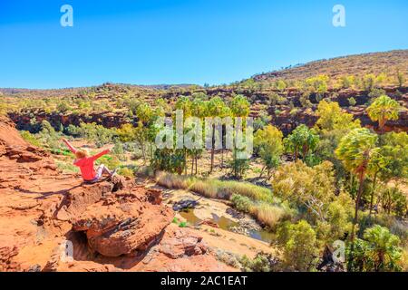 Frau sorglos genießen Panorama über Finke River in der trockenen Jahreszeit Arankaia entlang laufen. Luftaufnahme von Palm Valley in Finke Gorge National Park Stockfoto