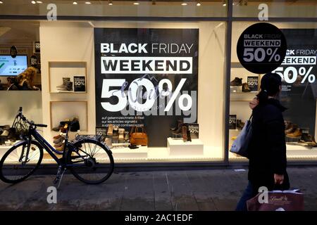 Geschäfte Display schwarz Freitag Verkauf Zeichen, Basel, Schweiz Stockfoto