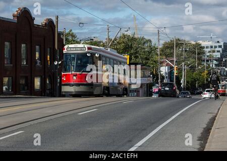 Toronto ttc Straßenbahn auf Stadt Street Transit in städtische Umwelt sonnigen Himmel herbst Wetter Stockfoto