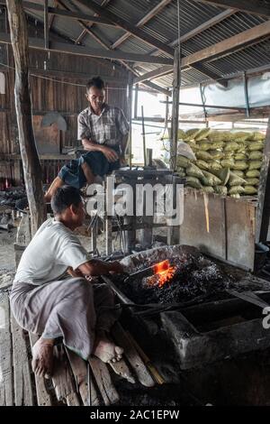 Traditionelle Schmiede am Inle Lake in Myanmar, Asien Stockfoto