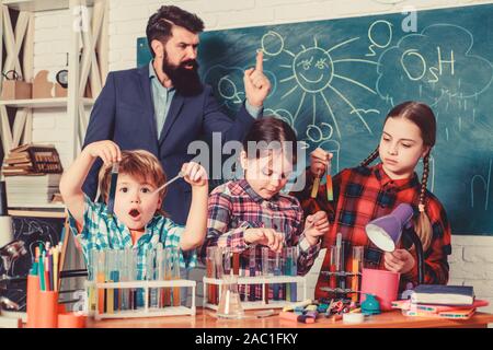 Studium der Atmosphäre. Labor Forschung - Wissenschaftliche Projekt für chemischen Test. Wissenschaft und Bildung. Chemielabor. glückliche Kinder Lehrer. zurück zur Schule. Schule Chemie Labor. Stockfoto