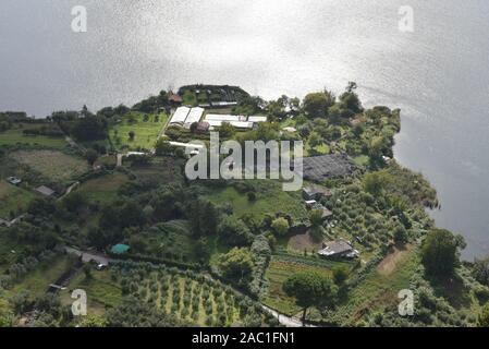 Panoramasicht auf den See von Nemi von Liebhaber Terrasse. Eine schöne, kleine Stadt, in der Metropole Rom. Nemi, Latium, Italien. Stockfoto