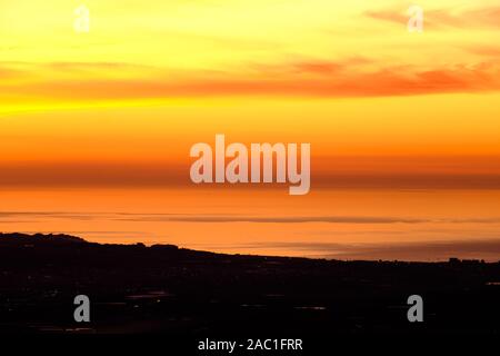 Sonnenaufgang über der Sierra de Tejeda und Mittelmeer gesehen von der Ortschaft Comares, Axarquia, Malaga, Andalusien, Costa del Sol, Spanien Stockfoto