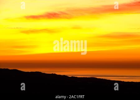 Sonnenaufgang über der Sierra de Tejeda und Mittelmeer gesehen von der Ortschaft Comares, Axarquia, Malaga, Andalusien, Costa del Sol, Spanien Stockfoto