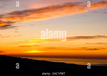 Sonnenaufgang über der Sierra de Tejeda und Mittelmeer gesehen von der Ortschaft Comares, Axarquia, Malaga, Andalusien, Costa del Sol, Spanien Stockfoto