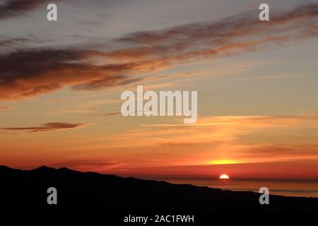 Sonnenaufgang über der Sierra de Tejeda und Mittelmeer gesehen von der Ortschaft Comares, Axarquia, Malaga, Andalusien, Costa del Sol, Spanien Stockfoto