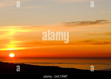 Sonnenaufgang über der Sierra de Tejeda und Mittelmeer gesehen von der Ortschaft Comares, Axarquia, Malaga, Andalusien, Costa del Sol, Spanien Stockfoto