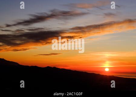 Sonnenaufgang über der Sierra de Tejeda und Mittelmeer gesehen von der Ortschaft Comares, Axarquia, Malaga, Andalusien, Costa del Sol, Spanien Stockfoto