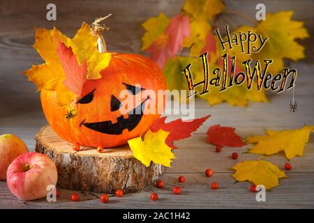 Lustige Herbst noch Leben mit Halloween Kürbis auf Holz- Hintergrund. Happy Halloween Schriftzug Stockfoto