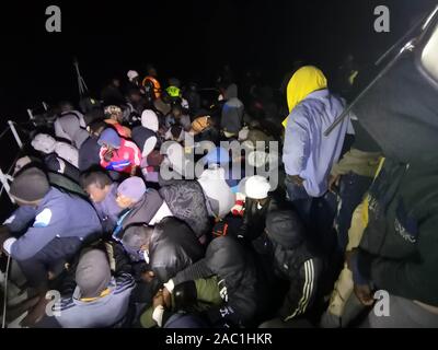 Tripolis, Libyen. 29 Nov, 2019. Migrantinnen und Migranten sind in einem Rettungsboot in Tripolis, Libyen, Nov. 29, 2019 gesehen. Die Libysche Küstenwache am Freitag mehr als 200 Migranten aus westlichen Küste des Landes gerettet, der Internationalen Organisation für Migration (IOM in Libyen Libyen) sagte. Libyen ist ein bevorzugter Ausgangspunkt für Migranten in der Hoffnung das Mittelmeer in Europa aufgrund der Unsicherheit und Chaos in dem nordafrikanischen Land, die nach dem Aufstand 2011, den gestürzten ehemaligen Staatschef Muammar Gaddafi. Credit: Hamza Turkia/Xinhua/Alamy leben Nachrichten Stockfoto