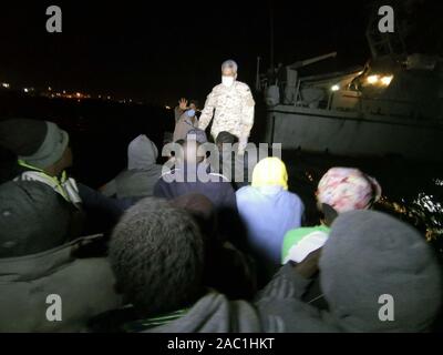 Tripolis, Libyen. 29 Nov, 2019. Migrantinnen und Migranten sind in einem Rettungsboot in Tripolis, Libyen, Nov. 29, 2019 gesehen. Die Libysche Küstenwache am Freitag mehr als 200 Migranten aus westlichen Küste des Landes gerettet, der Internationalen Organisation für Migration (IOM in Libyen Libyen) sagte. Libyen ist ein bevorzugter Ausgangspunkt für Migranten in der Hoffnung das Mittelmeer in Europa aufgrund der Unsicherheit und Chaos in dem nordafrikanischen Land, die nach dem Aufstand 2011, den gestürzten ehemaligen Staatschef Muammar Gaddafi. Credit: Hamza Turkia/Xinhua/Alamy leben Nachrichten Stockfoto