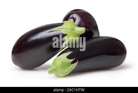 Frische Auberginen auf weißem Hintergrund mit Freistellungspfad isoliert Stockfoto