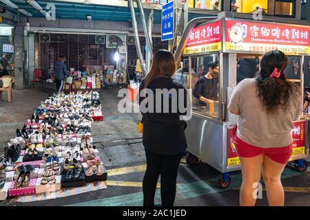 Sanhe Nachtmarkt, berühmten Nachtmarkt und Reiseziel, Menschen gesehen kann zu Fuß und erkunden um ihn herum. Großer Teil der taiwanesischen Kultur Stockfoto