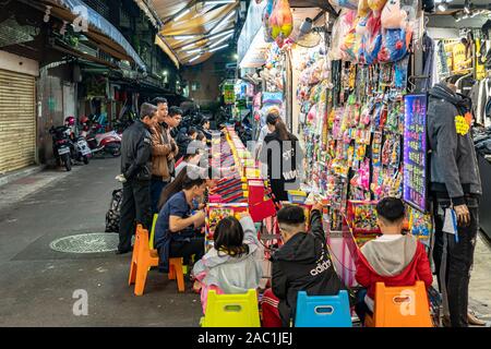 Sanhe Nachtmarkt, berühmten Nachtmarkt und Reiseziel, Menschen gesehen kann zu Fuß und erkunden um ihn herum. Großer Teil der taiwanesischen Kultur Stockfoto