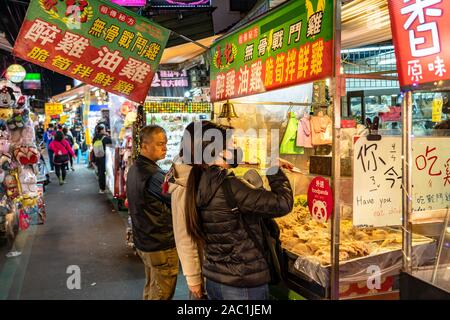 Sanhe Nachtmarkt, berühmten Nachtmarkt und Reiseziel, Menschen gesehen kann zu Fuß und erkunden um ihn herum. Großer Teil der taiwanesischen Kultur Stockfoto