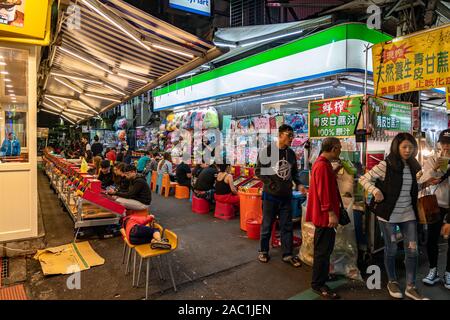 Sanhe Nachtmarkt, berühmten Nachtmarkt und Reiseziel, Menschen gesehen kann zu Fuß und erkunden um ihn herum. Großer Teil der taiwanesischen Kultur Stockfoto