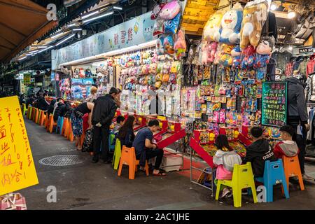 Sanhe Nachtmarkt, berühmten Nachtmarkt und Reiseziel, Menschen gesehen kann zu Fuß und erkunden um ihn herum. Großer Teil der taiwanesischen Kultur Stockfoto