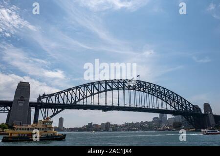 Sydney Harbour Bridge und Skyline und Kreuzfahrtschiff in Sydney, New South Wales, Australien Stockfoto