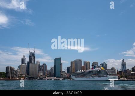 Sydney Harbour Bridge und Skyline und Kreuzfahrtschiff in Sydney, New South Wales, Australien Stockfoto