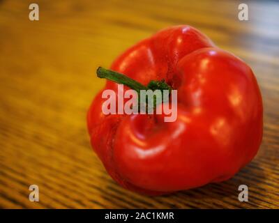 Paprika auf einem Holztisch. Stockfoto