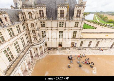 Chateau de Chambord, Blick von der Dachterrasse auf Innenhof mit Terrasse, im Loire Tal, Zentrum Valle de Loire in Frankreich Stockfoto