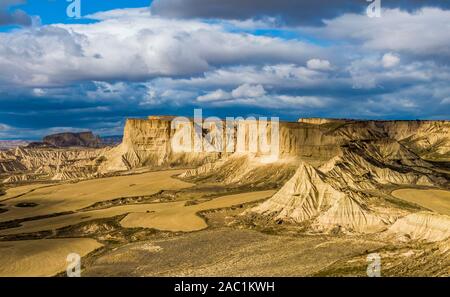 Luftaufnahme der Bardenas Reales natürlichen Region bei Sonnenuntergang in Spanien Stockfoto