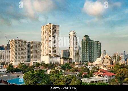 Moderne Wohnhäuser im grünen Viertel von Bangkok. Stockfoto