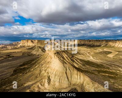 Luftaufnahme der Bardenas Reales natürlichen Region bei Sonnenuntergang in Spanien Stockfoto