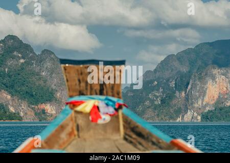 Holz- traditionellen thailändischen Longtail Boot auf Cheow Lan Lake in Khao Sok National Park Stockfoto