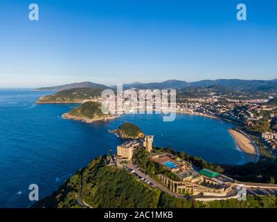 Luftaufnahme der Concha Bucht in der Küstenstadt San Sebastian, Spanien Stockfoto