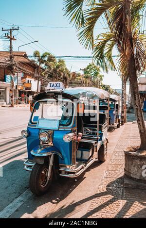 Berühmte thailändische Tuk-tuk Taxi auf der Straße in Chiang Mai Stockfoto
