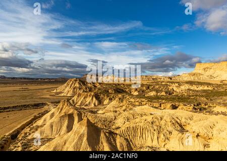 Luftaufnahme der Bardenas Reales natürlichen Region bei Sonnenuntergang in Spanien Stockfoto