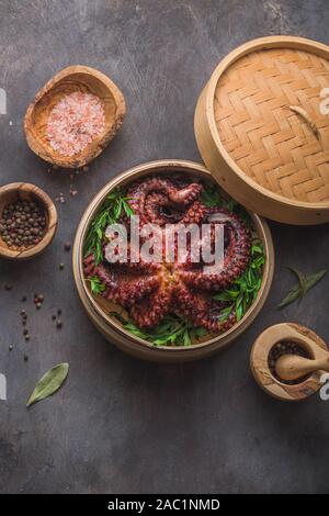 Großer Oktopus im Dampfer mit Gewürzen und Kräutern, aus der Nähe Stockfoto