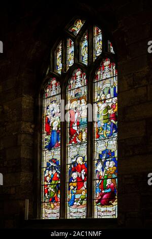 EAST GRINSTEAD, WEST SUSSEX/UK - 29. NOVEMBER: Kirchenfenster in St. Swithun's Kirche in East Grinstead West Sussex am 29. November 2019 Stockfoto