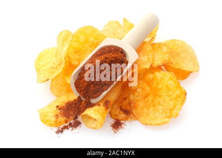 Chips mit Paprika isoliert auf weißem Stockfoto