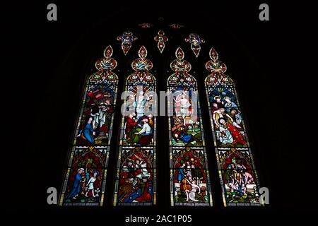 Glasmalerei Kirche windows gegen den dunklen Hintergrund Stockfoto