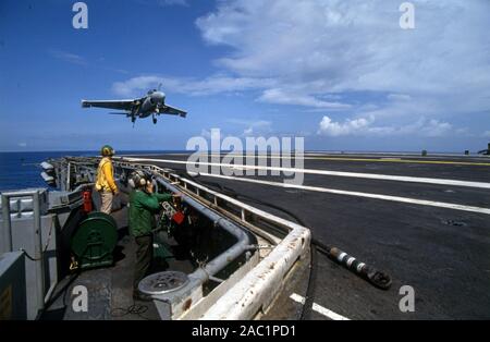 US NAVY / United States Navy Flugzeugträger Kitty-Hawk-Klasse / Flugzeugträger Kitty-Hawk-Klasse - USS John F. Kennedy CV-67 - Grumman A-6E Eindringling Eintreffen / Landung Stockfoto