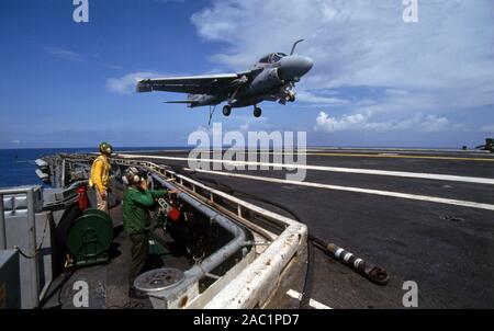 US NAVY / United States Navy Flugzeugträger Kitty-Hawk-Klasse / Flugzeugträger Kitty-Hawk-Klasse - USS John F. Kennedy CV-67 - Grumman A-6E Eindringling Eintreffen / Landung Stockfoto